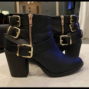 DIVIDED H&M BOOTIES black with gold buckles!